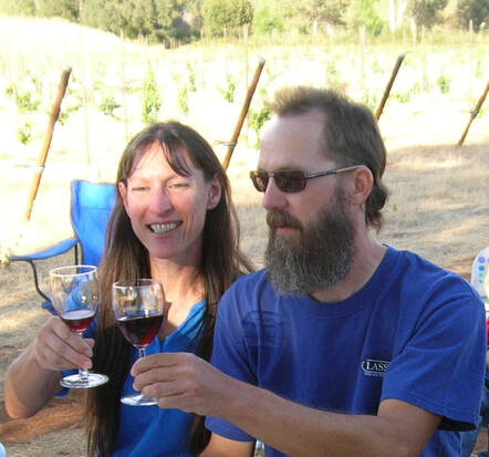 Photo of the winegrowers in the vineyard toasting your health with a glass of wine.